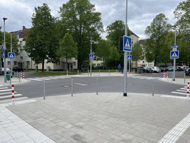 Die umgebaute Kreuzung Merkurstraße/Im Dahlacker bietet jetzt mit vier Zebrastreifen mehr Sicherheit für Fußgänger, darunter insbesondere für Schulkinder © Landeshauptstadt Düsseldorf, Amt für Verkehrsmanagement 