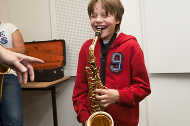 Foto eines Jungen im Saxophonunterricht