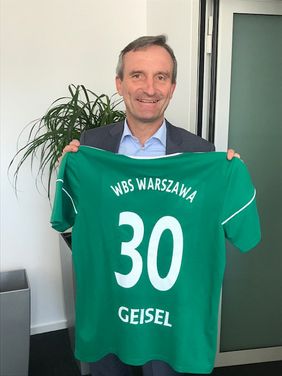 OB Geisel mit Fußballtrikot mit der Rückennummer 30 - passend zum Jubiläum, (c) Stadt Düsseldorf