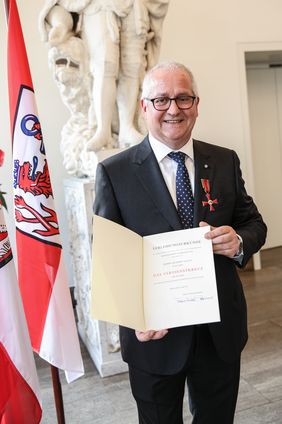 Guiseppe Saitta mit dem Verdienstkreuz am Bande des Verdienstordens der Bundesrepublik Deutschland. Foto: Melanie Zanin