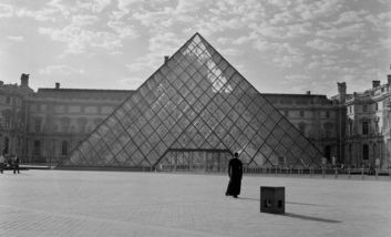 Carrie Mae Weems, The Louvre, 2006 / present, From the series: Museums Series, Digital c-print, framed 186 x 156 x 6 cm, © Carrie Mae Weems. Courtesy of the artist and Galerie Barbara Thumm, Jack Shainman Gallery, New York
