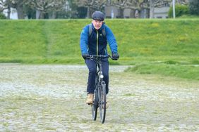 Foto von Oberbürgermeister Dr. Stephan Keller auf Fahrrad an den Rheinwiesen