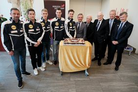 Oberbürgermeister Thomas Geisel mit Spielern und Vertretern von Borussia Düsseldorf. Foto: Michael Gstettenbauer