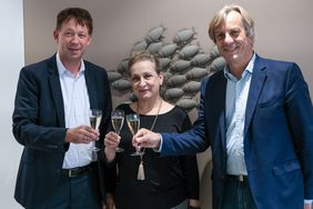 Glückwunsch an die Paul und Mia Herzog Stiftung: Stadtdirektor Burkhard Hintzsche (links), Sylvia P. Vits und Peter Walbröhl stoßen auf die Auszeichnung an, Foto: Michael Gstettenbauer. 