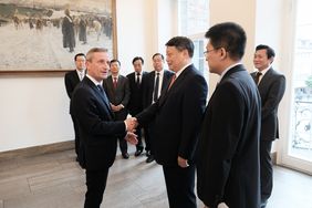 Oberbürgermeister Thomas Geisel empfing die zehnköpfige chinesische Delegation im Jan-Wellem-Saal des Rathauses. Foto: Michael Gstettenbauer