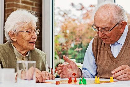 Älteres Paar beim Brettspiel, fotolia©Ingo Bartussek