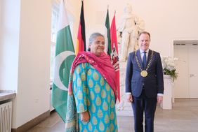 Die Botschafterin der Islamischen Republik Pakistan, H.E. Ambassador Saqlain Syedah, mit Oberbürgermeister Dr. Stephan Keller. Foto: Michael Gstettenbauer
