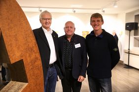 Bürgermeister Günter Karen-Jungen, der Vorsitzende des Vereins Düsseldorfer Künstler Michael Kortländer und Axel Bellinghausen von Fortuna eröffneten die Schau