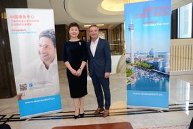 Oberbürgermeister Thomas Geisel mit Huawei Senior Vice President Amy Lin. Foto: Landeshauptstadt Düsseldorf