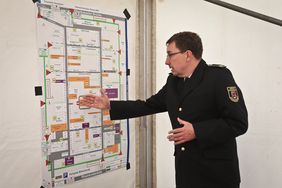 Oberbrandrat Thomas Hußmann, der seit 1994 federführend für die Einsatzplanung von Großveranstaltungen bei der Feuerwehr verantwortlich ist, erklärt den "Stadtplan" für die Rheinkirmes 2019.