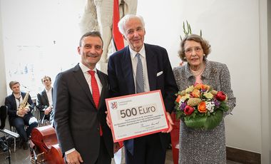 Oberbürgermeister Thomas Geisel mit dem Ehepaar van Meeteren im Jan-Wellem-Saal