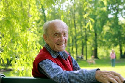 Älterer Mann sitzt im Grünen auf einer Bank, ©tina7si, fotolia