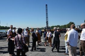Im Rahmen der gemeinsamen Stadtexkursion wurde bei der Kick-Off-Veranstaltung auch der Reisholzer Hafen besucht; Foto: urbanista/Hoss