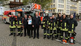 Dezernentin Helga Stulgies (4. von links) präsentierte mit Feuerwehrchef Peter Alters (5. von links) und Feuerwehrsprecher Heinz Engels (3. von links) die Bilanz 2016 der Düsseldorfer Feuerwehr, Foto: David Young. 
