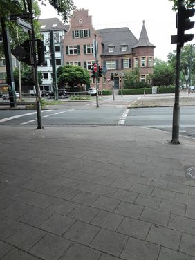Zur Erhöhung der Verkehrssicherheit wird zurzeit die Fußgängerquerung über die Lindemannstraße in Höhe der Schumannstraße umgebaut. Foto: Landeshauptstadt Düsseldorf/Amt für Verkehrsmanagement.