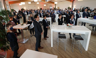 Rund 200 Teilnehmerinnen und Teilnehmer aus dem hiesigen deutsch-japanischen Business Network trafen sich zum Empfang auf der Galopprennbahn © Landeshauptstadt Düsseldorf | David Young 