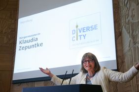 Bürgermeisterin Klaudia Zepuntke begrüßte rund 150 Interessierte beim zweiten DiverseCity-Kongress im Plenarsaal des Rathauses. Foto: Ingo Lammert