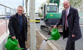 Rheinbahn-Vorstand Michael Richarz und Bezirksbürgermeister Rolf Tups beim Angießen der neuen Platanen. Foto: Rheinbahn