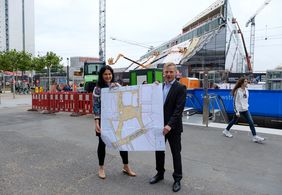 Verkehrsdezernentin Cornelia Zuschke und Andreas Weise, Projektleiter Kö-Bogen, informieren über den Baufortschritt. Foto: Uwe Schaffmeister