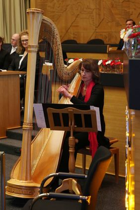 Musikalisch wurde die Verleihung von der Harfenistin Ivana Mehlem begleitet