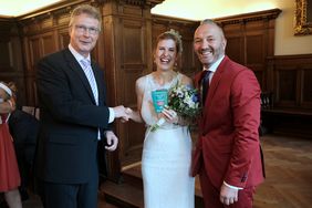 Harald Wehle, Leiter des Amtes für Einwohnerwesen, gratuliert dem Neu-Ehepaar im Namen der Stadt zur Eheschließung und wünschte eine glückliche Ehe; Foto: Gstettenbauer