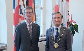 Der Generalkonsul des Vereinigten Königreichs Großbritannien, Rafe Courage (links), war im Rahmen seines Antrittsbesuchs Gast im Rathaus, Foto: Gstettenbauer.