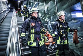 In zwölf Nächten üben Rheinbahn-Mitarbeiter und Feuerwehrleute in diesem Jahr das Vorgehen bei Bränden in einem Tunnel der Düsseldorfer U-Bahn. Rund 40 Einsatzkräfte sind derzeit Nacht für Nacht vor Ort. Foto: Melanie Zanin