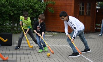 Freizeiteinrichtung Die Arche Düsseldorf, Angebot Hockey Spiel draußen