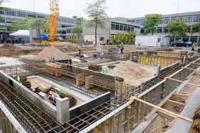 Der Erweiterungsbau am Max-Weber-Berufskolleg nimmt Konturen an; Foto: Gstettenbauer
