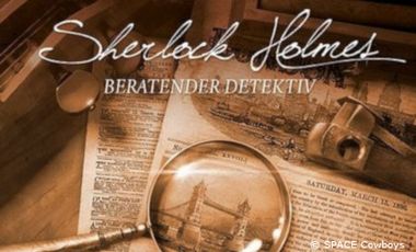 Foto Stilleben mit Lupe und Schriftstücken in Sepiafarben mit dem Schriftzug "Sherlock Holmes Beratender Detektiv"