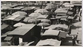 Stände und Schirme auf dem Carlsplatz um 1960. Die Glasüberdachung auf dem Markt wurde erst 1998 errichtet. Archivfoto: Stadtarchiv, Dolf Siebert