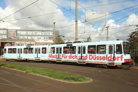 Das Kampagnenmotto "Mach's! Für dich und Düsseldorf" schmückt eine Rheinbahn und andere Werbeträger wie Plakate und Klimafibel. Foto: David Young