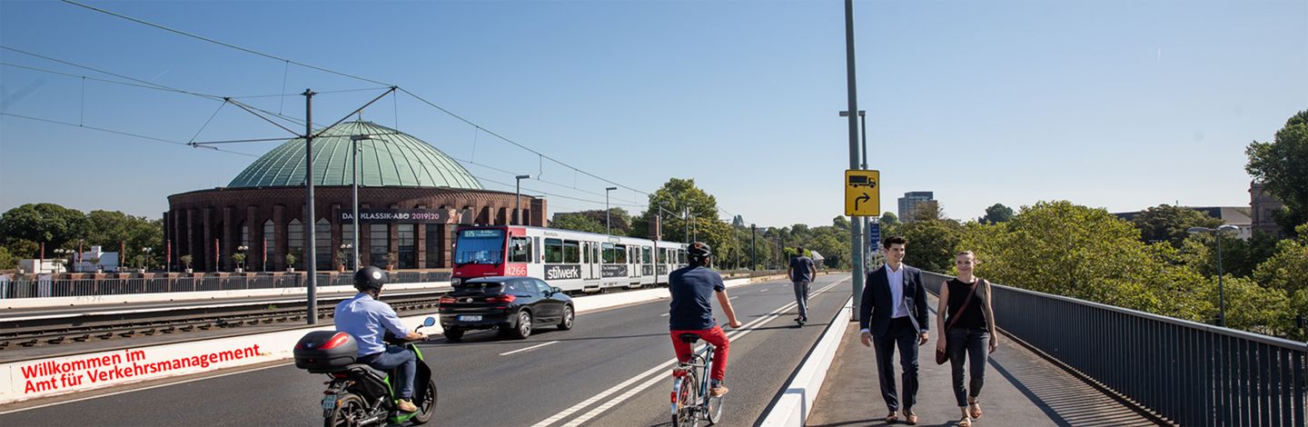 Verkehrswende in Düsseldorf, Straßenbahn, Roller, Fahrrad, Fußgänger