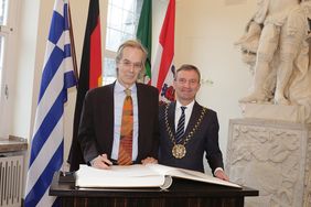 Oberbürgermeister Thomas Geisel mit dem Botschafter der Hellenischen Republik, Theodoros Daskarolis (links), im Rathaus