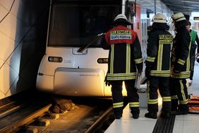 In der diesjährigen Übung geht es um die Rettung verunfallter Personen. Der Dummy, der diese Person in der Übung darstellt, liegt eingeklemmt unter dem Frontteil der Rheinbahn.