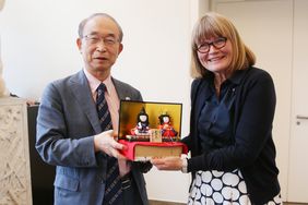 Prof. Yasushi Aoyama übergab in Vertretung der gesamten Delegation ein Gastgeschenk an Bürgermeisterin Klaudia Zepuntke. Foto: David Young