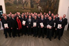 33 Feuerwehrleute und der ehemalige Feuerwehr-Direktor Peter Albers wurden mit den Feuerwehr-Ehrenzeichen beziehungsweise Albers mit der Feuerwehr-Ehrennadel ausgezeichnet