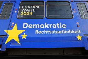 Ab sofort fährt in Düsseldorf die "Europabahn", an der außen die Werte der Europäischen Union zu lesen sind. Foto: David Young