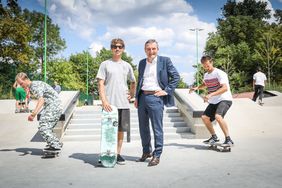 Oberbürgermeister Thomas Geisel besucht das Trainingscamp mit Bundestrainer Jürgen Horrwarth für die Deutsche Skateboard-Meisterschaft im Skatepark Eller. Foto: Melanie Zanin