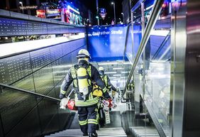 In zwölf Nächten üben Rheinbahn-Mitarbeiter und Feuerwehrleute in diesem Jahr das Vorgehen bei Bränden in einem Tunnel der Düsseldorfer U-Bahn. Rund 40 Einsatzkräfte sind derzeit Nacht für Nacht vor Ort. Foto: Melanie Zanin
