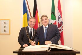 Oberbürgermeister Thomas Geisel mit dem Botschafter von Rumänien in der Bundesrepublik Deutschland, Emil Hurezeanu, im Rathaus - Foto: Ingo Lammert.