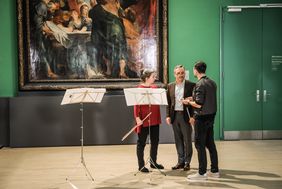 Zum Schluss des Weihnachtsgrußes spielt OB Geisel mit Ruth Legelli von den Düsseldorfer Symphonikern ein Flötenduett. Aufgezeichnet wurde der Weihnachtsgruß in den Räumen des Kunstpalastes. Foto: Zanin