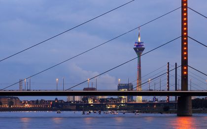 Rhein und Medienhafen bei Nacht