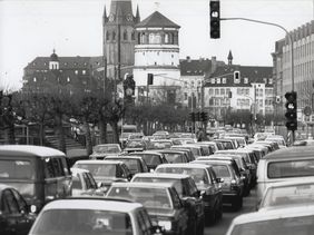 Das Rheinufer als belebte Achse für den Automobilverkehr im Jahr 1980. Foto: Stadtarchiv
