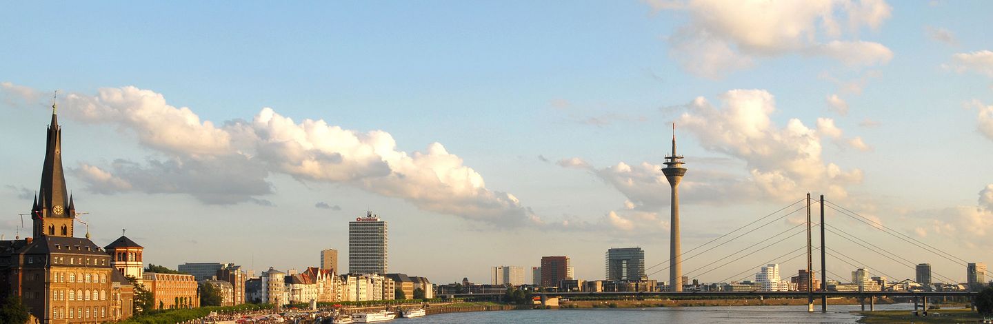 Düsseldorfer Rheinfront mit Altstadt und Medienhafen