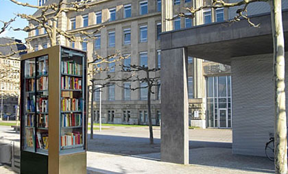 Öffentlicher Bücherschrank an der Rheinuferpromenade neben dem KIT