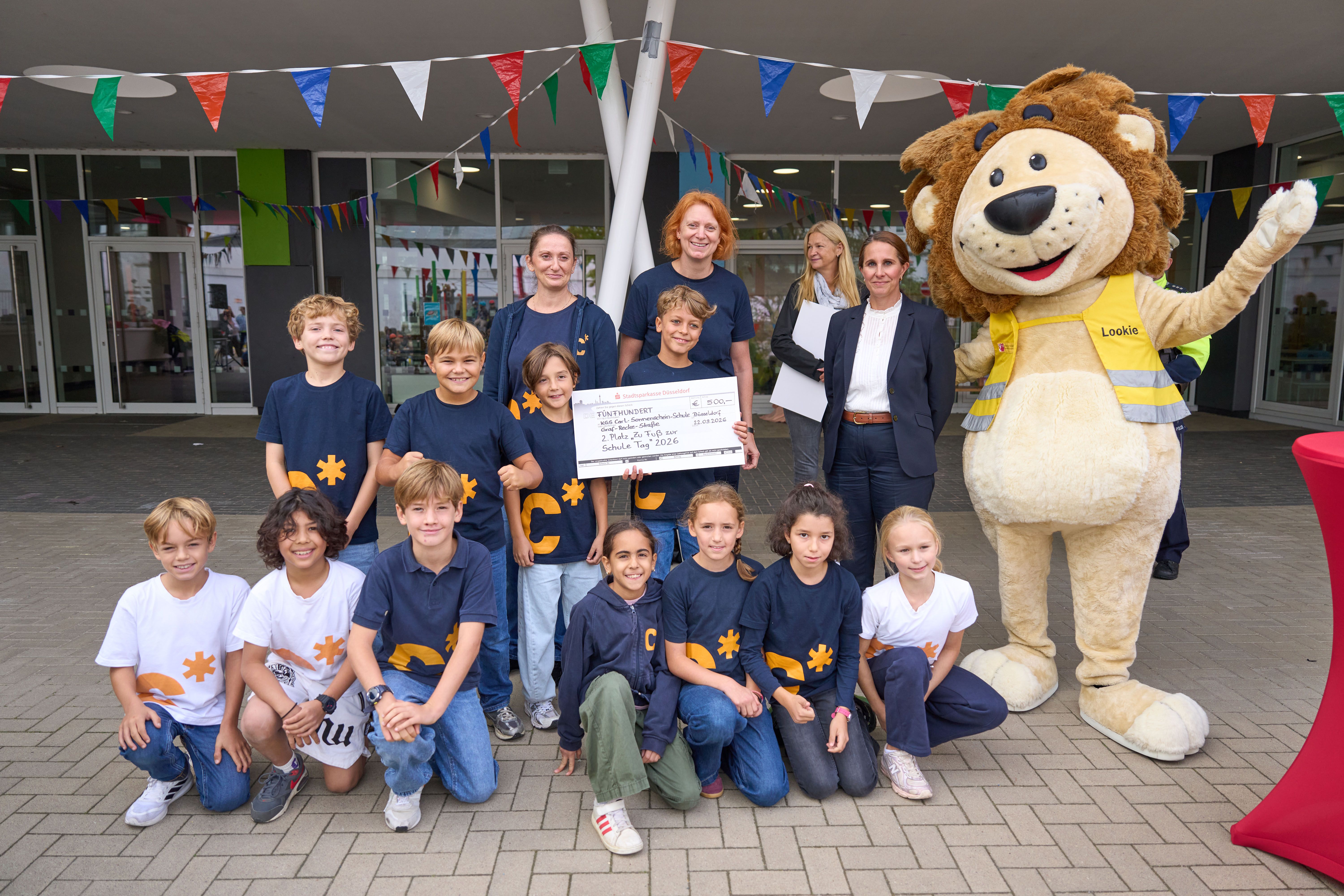 Über den zweiten Platz beim Wettbewerb zum Zu-Fuß-zur-Schule-Tag konnten sich Schüler und Lehrer der Carl-Sonnenschein-Schule freuen. Foto: Claus Langer