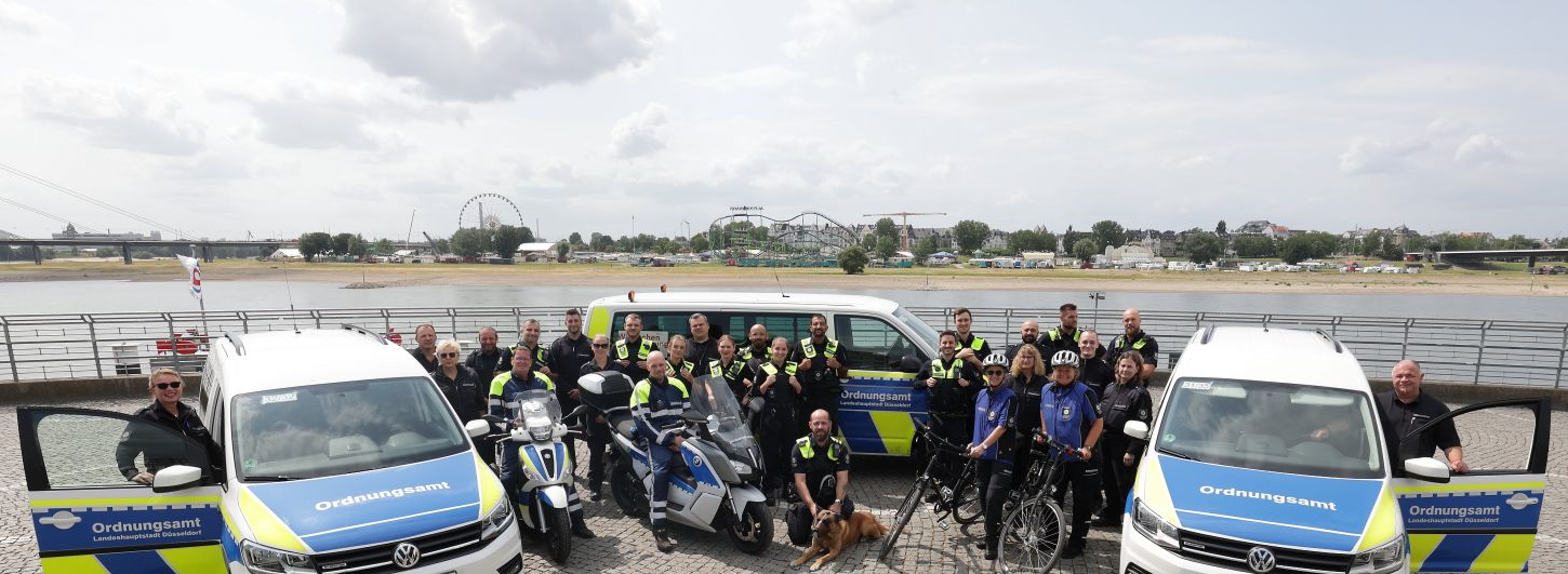 Gruppenfoto zahlreicher Außendienstkräfte