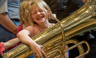 Foto eines kleinen Mädchens mit einer Tuba