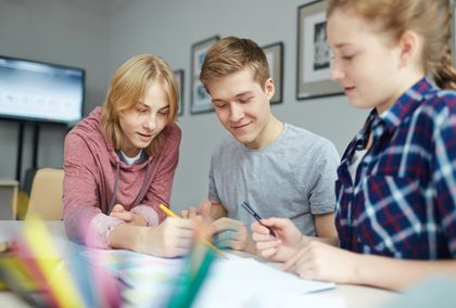 Lernende Kinder in der Schule